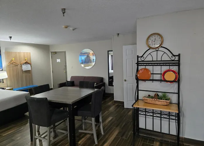 Days Inn & Suites By Wyndham Tampa/Raymond James Stadium